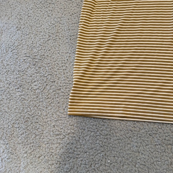 Vuori Men's Short Sleeve Current Stripe Tee Color: Bronze Size Medium V1021 fall - Picture 12 of 16